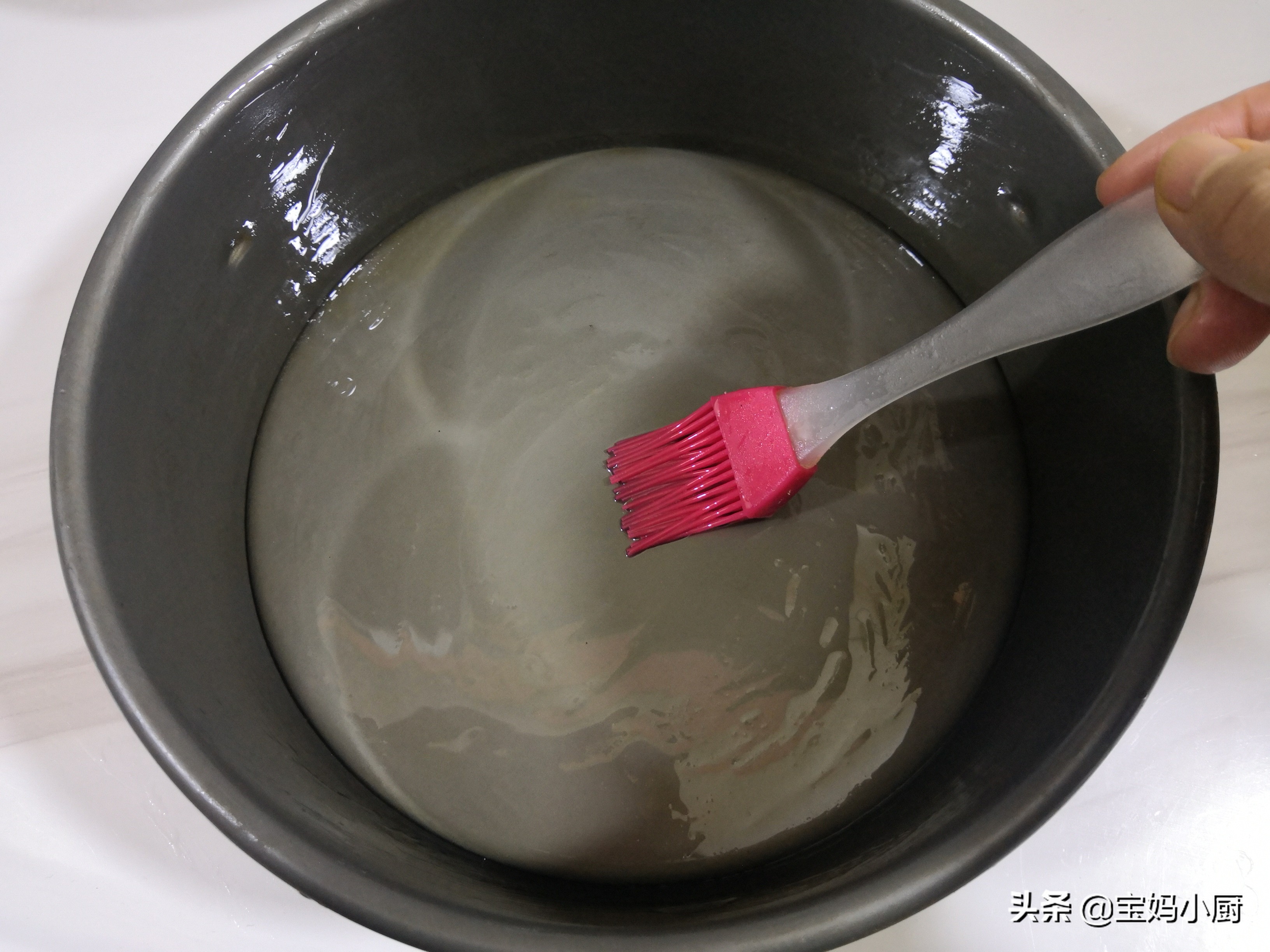 用綠豆湯做發糕火了，天熱常吃好，一攪一蒸就出鍋，有彈性還蓬鬆