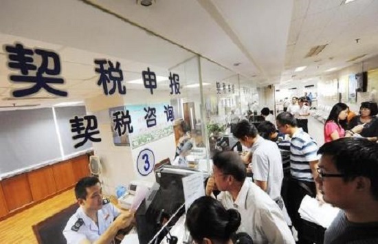 大批购房者排队缴契税，“凑钱”也要缴，6个月后真要“涨价”？