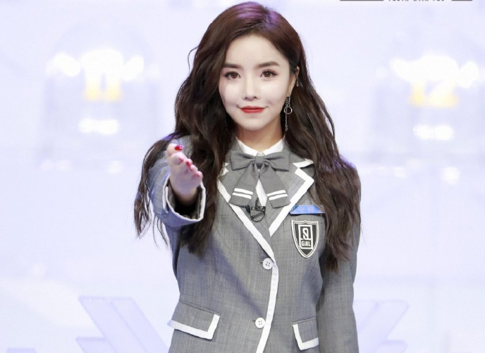 安崎和周扬青合照流出，大家都在关注颜值，我却注意到发型