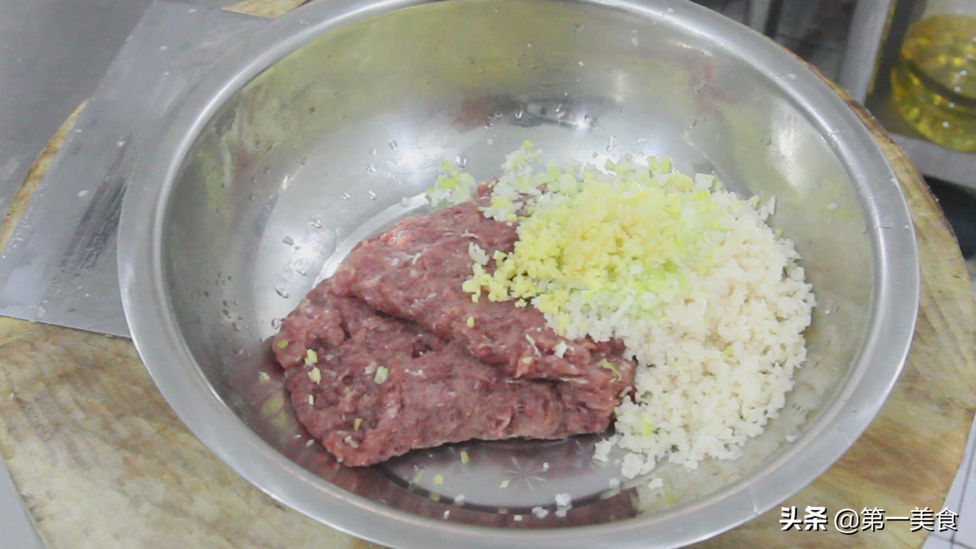 图片[3]-大厨用肉和莲藕 做一道清蒸狮子头 营养丰富 软糯入味-起舞食谱网