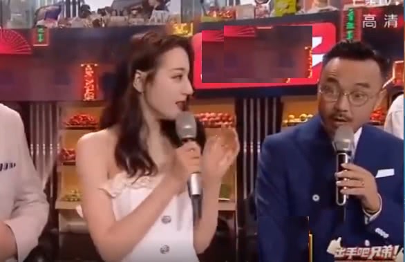 迪丽热巴直播遇突发状况：猥琐男拿戒指冲上台