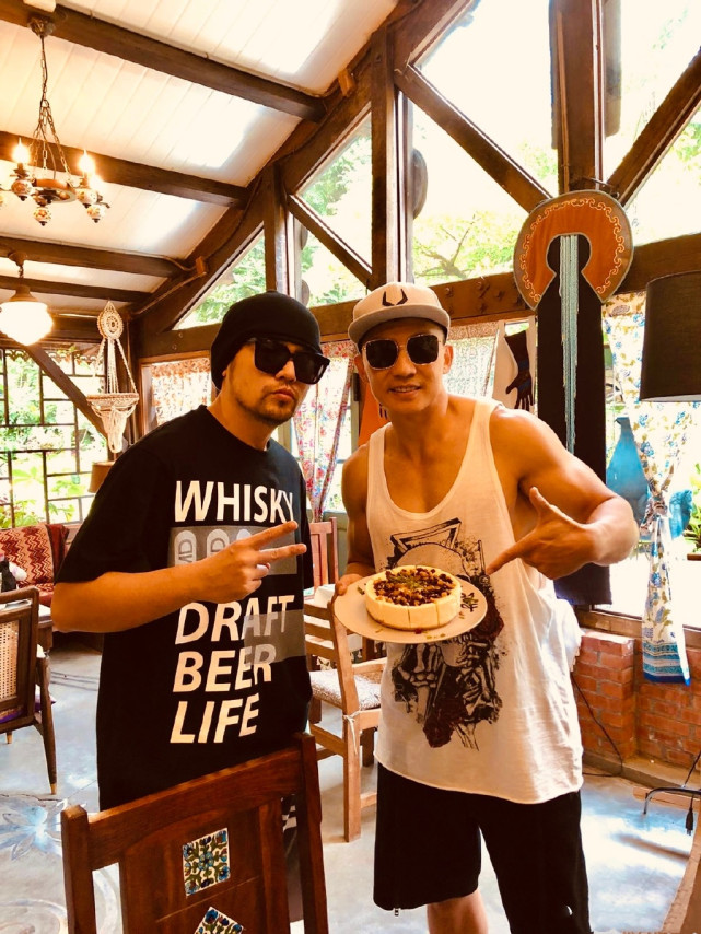 周杰伦昆凌为刘畊宏补过生日，夫妻俩戴墨镜秀恩爱，比寿星还抢镜