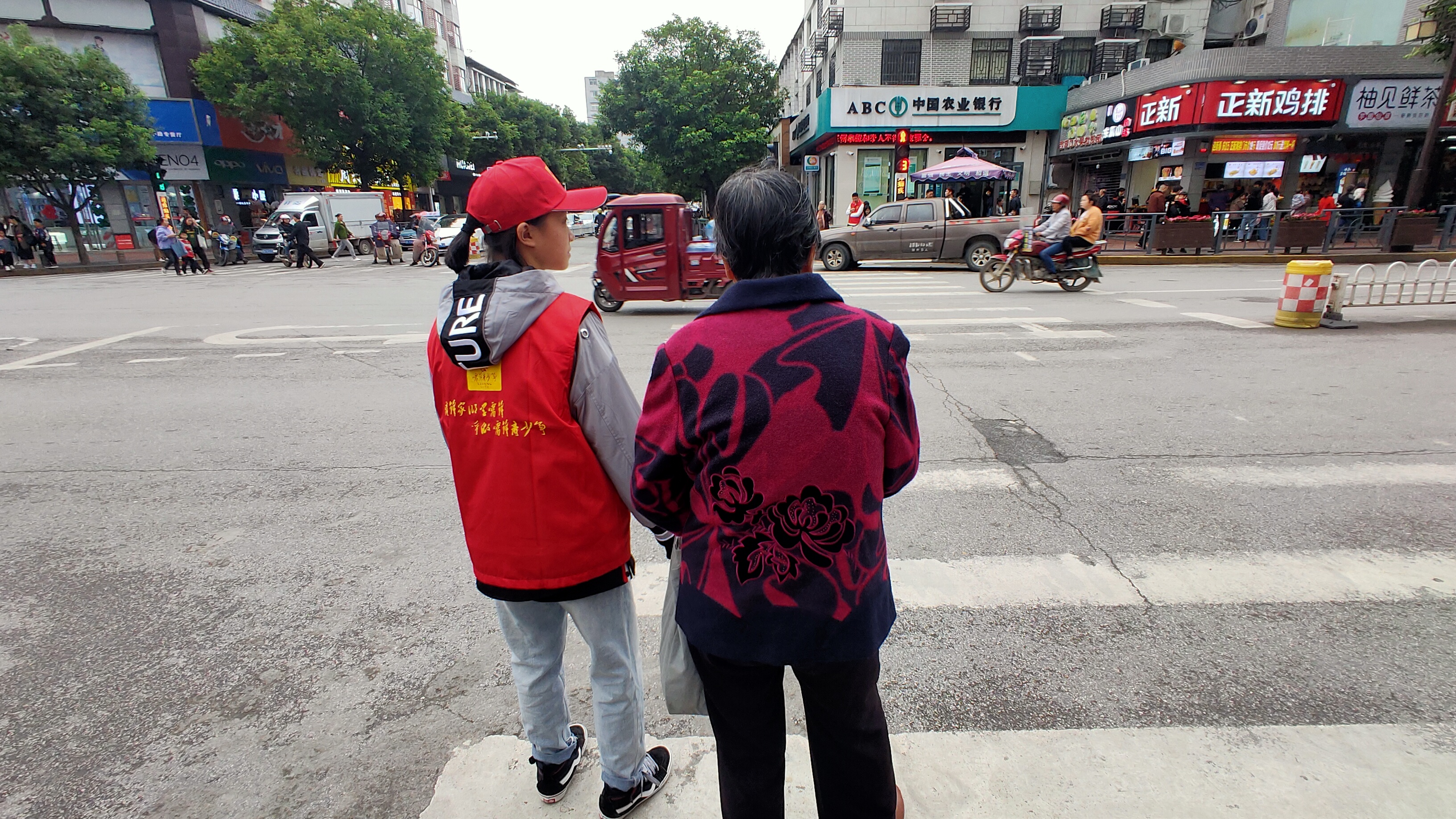 国庆节假期溆浦雷锋青少年开展交通文明志愿服务