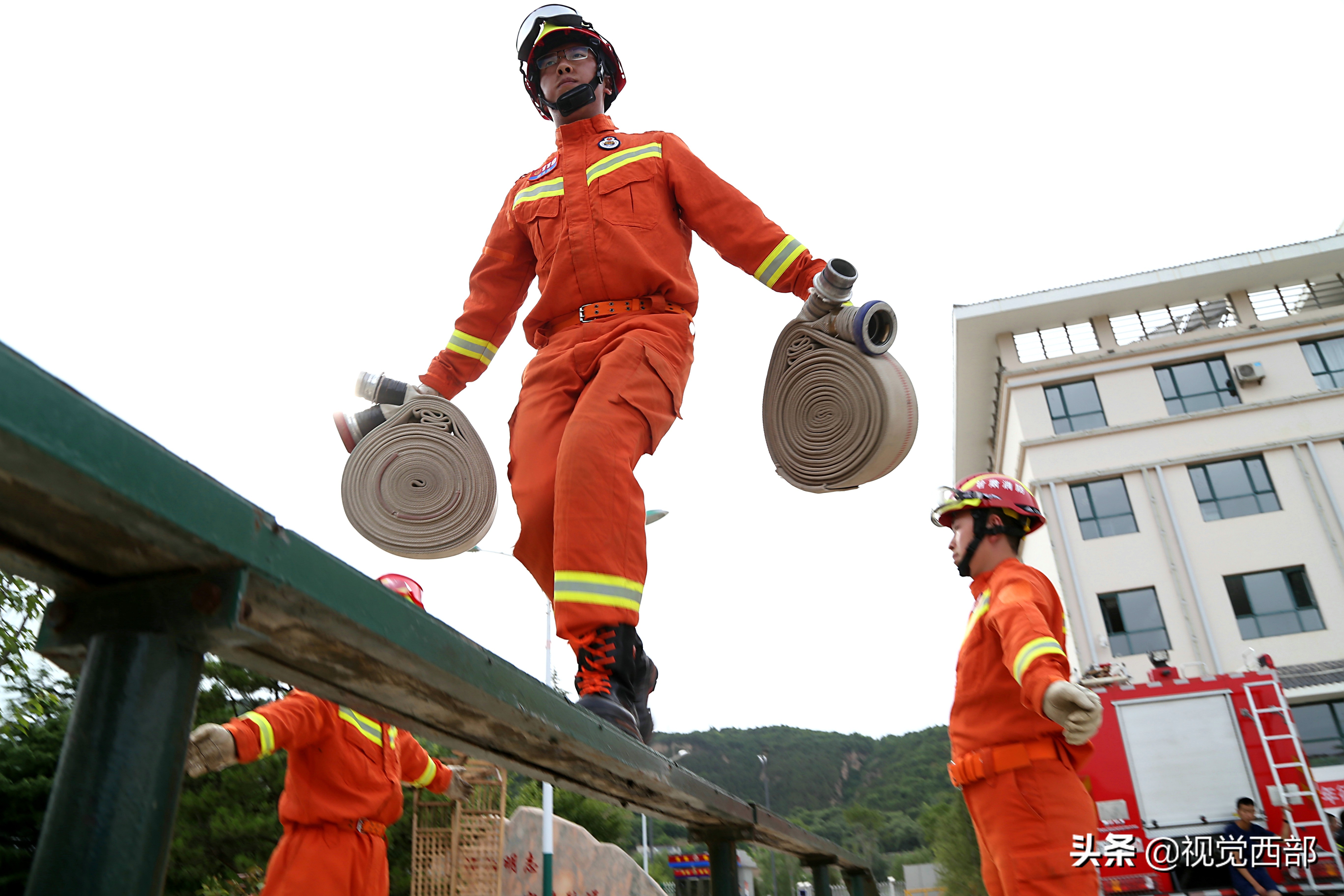 甘肃平凉：“蓝朋友”酷暑天岗位大练兵 磨砺过硬本领