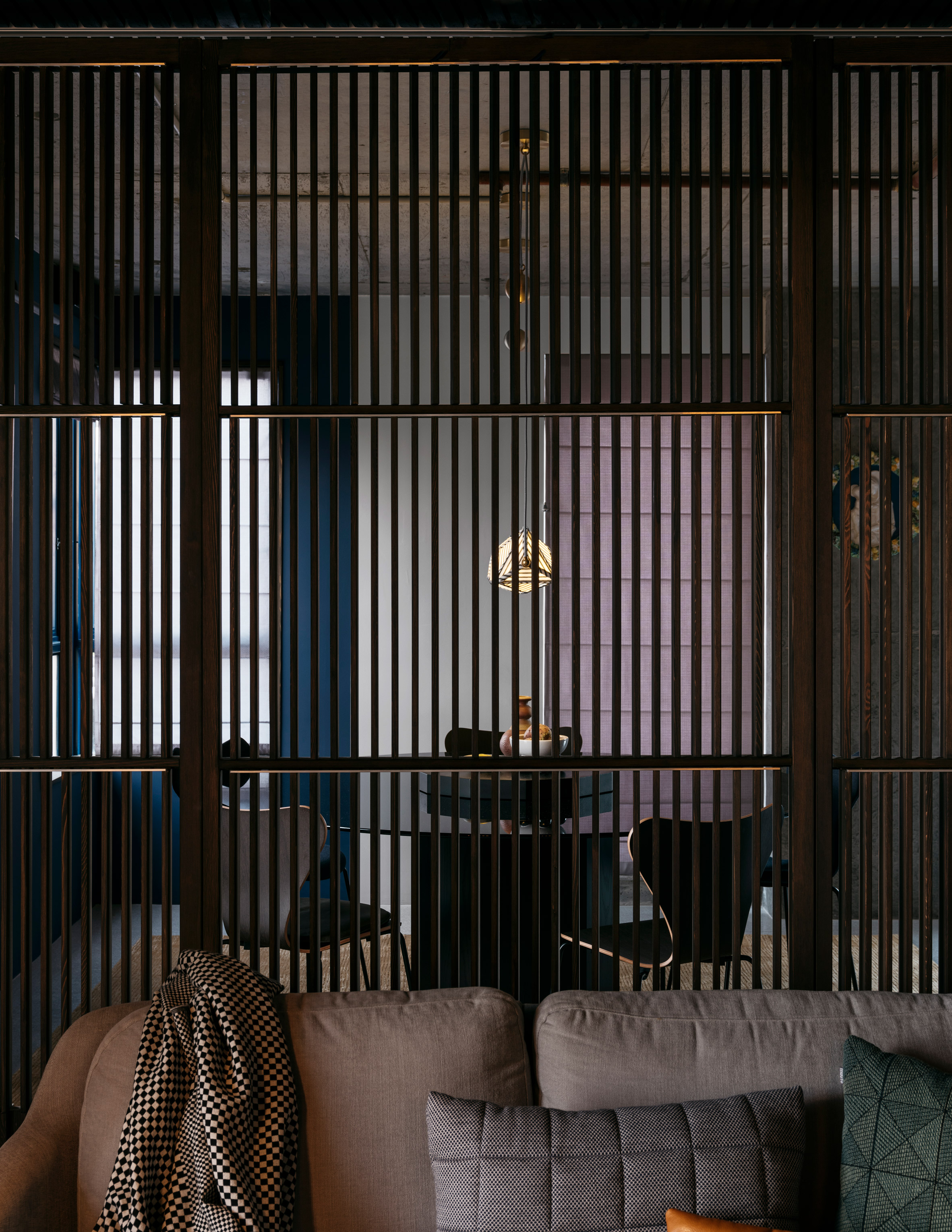暗黑色系80m²小公寓，客厅背景墙暗藏隐形床，餐厅吊灯可升降