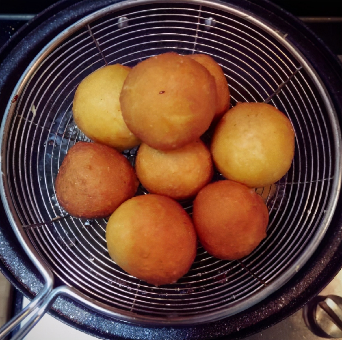 炸红薯丸子，用淀粉还是面粉？都不对，厨师长教你做法，外酥里嫩