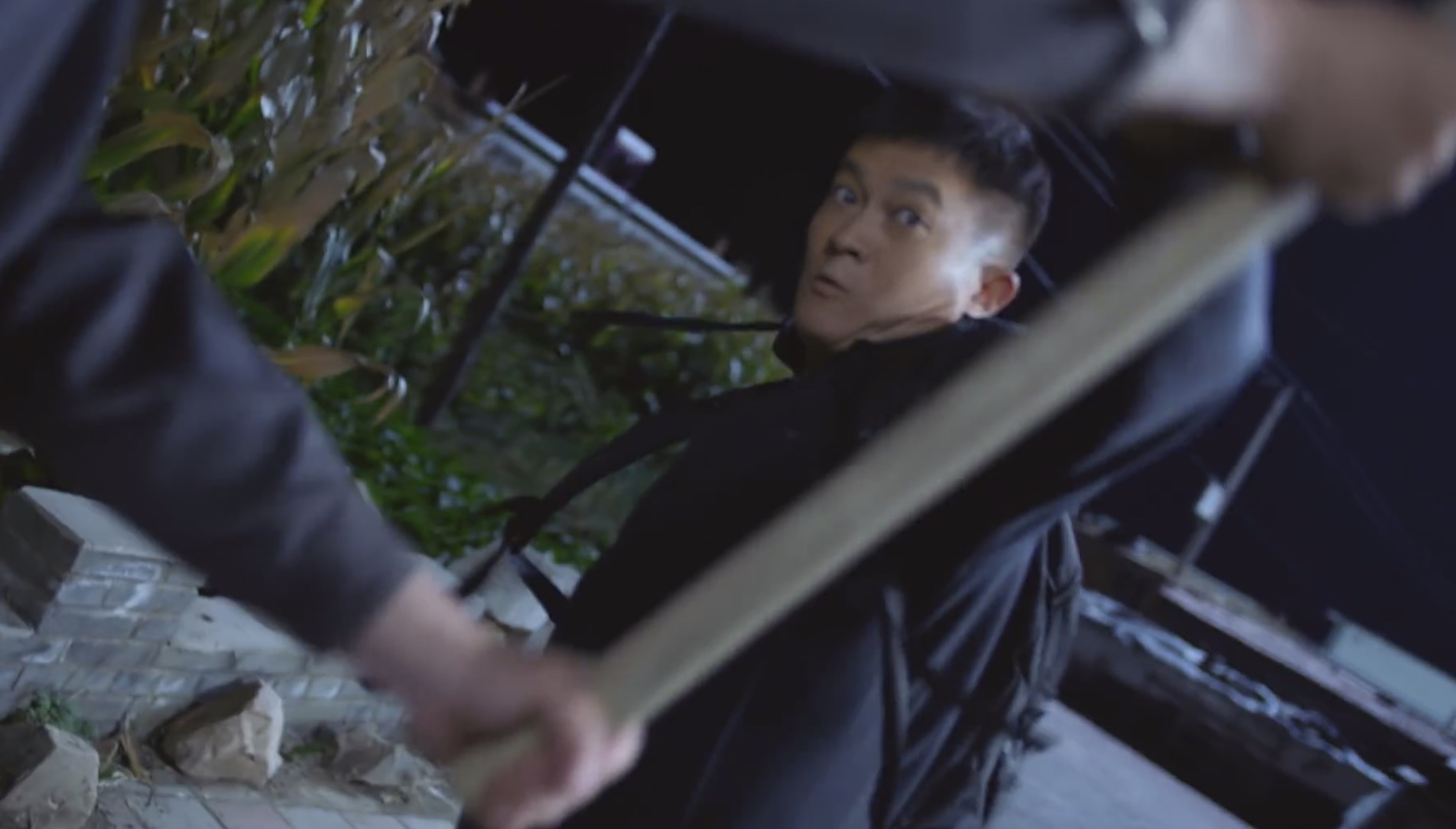 两人同岁曾经演师徒，新剧中徒弟发福显老，师傅反而显年轻