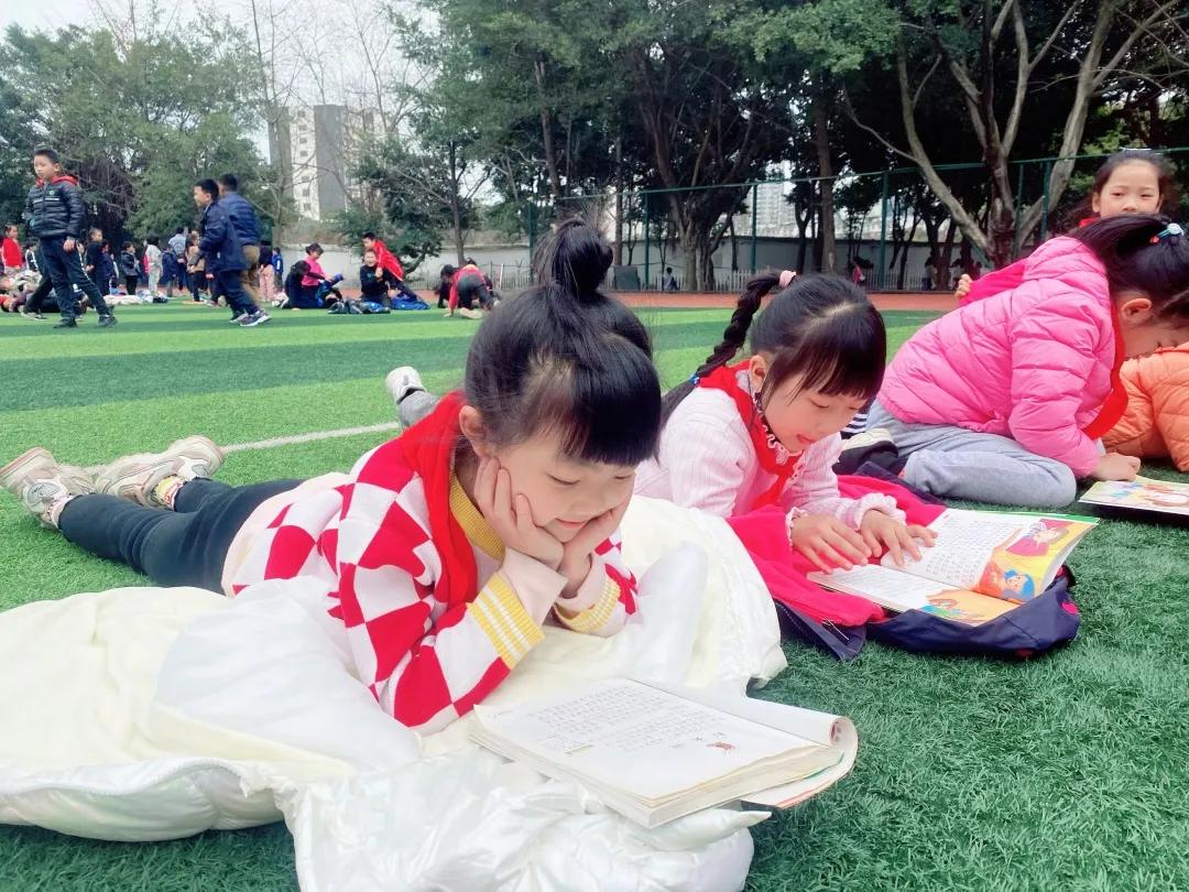 带上五官到校园里寻找春天——成都市华中附小大自然的语文课