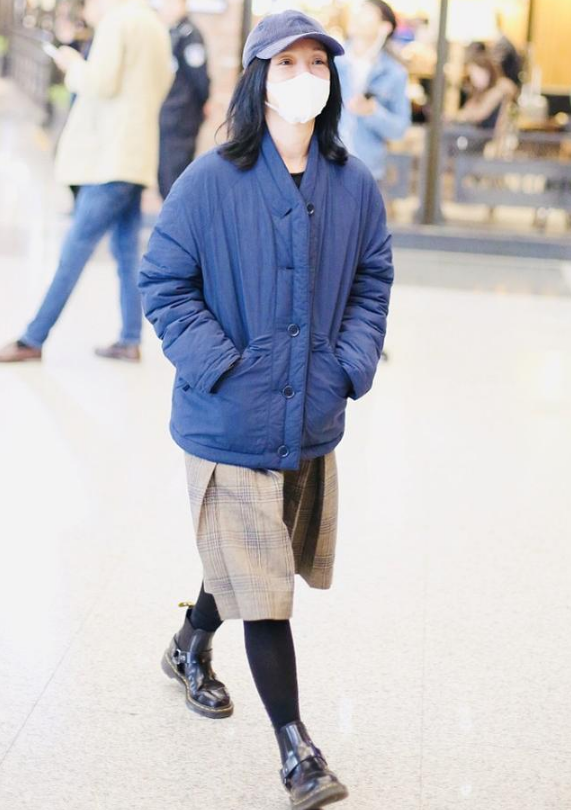 周迅造型依旧接地气，穿蓝棉袄配裤裙，走路霸