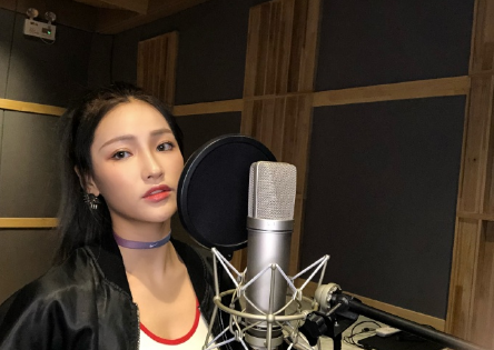 《青2》蔡徐坤合作舞台，与许馨文亲密靠背杀，许馨文满满求生欲