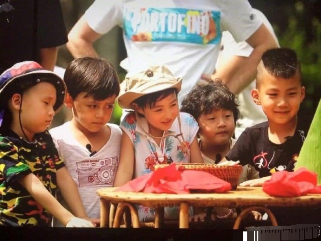 夏克立晒11岁女儿素颜照，夏天五官精致长高不少，越长越像妈妈