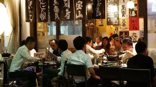 日本喝酒潜规则：男人不能早回家，不然会被妻子认为社交能力不行