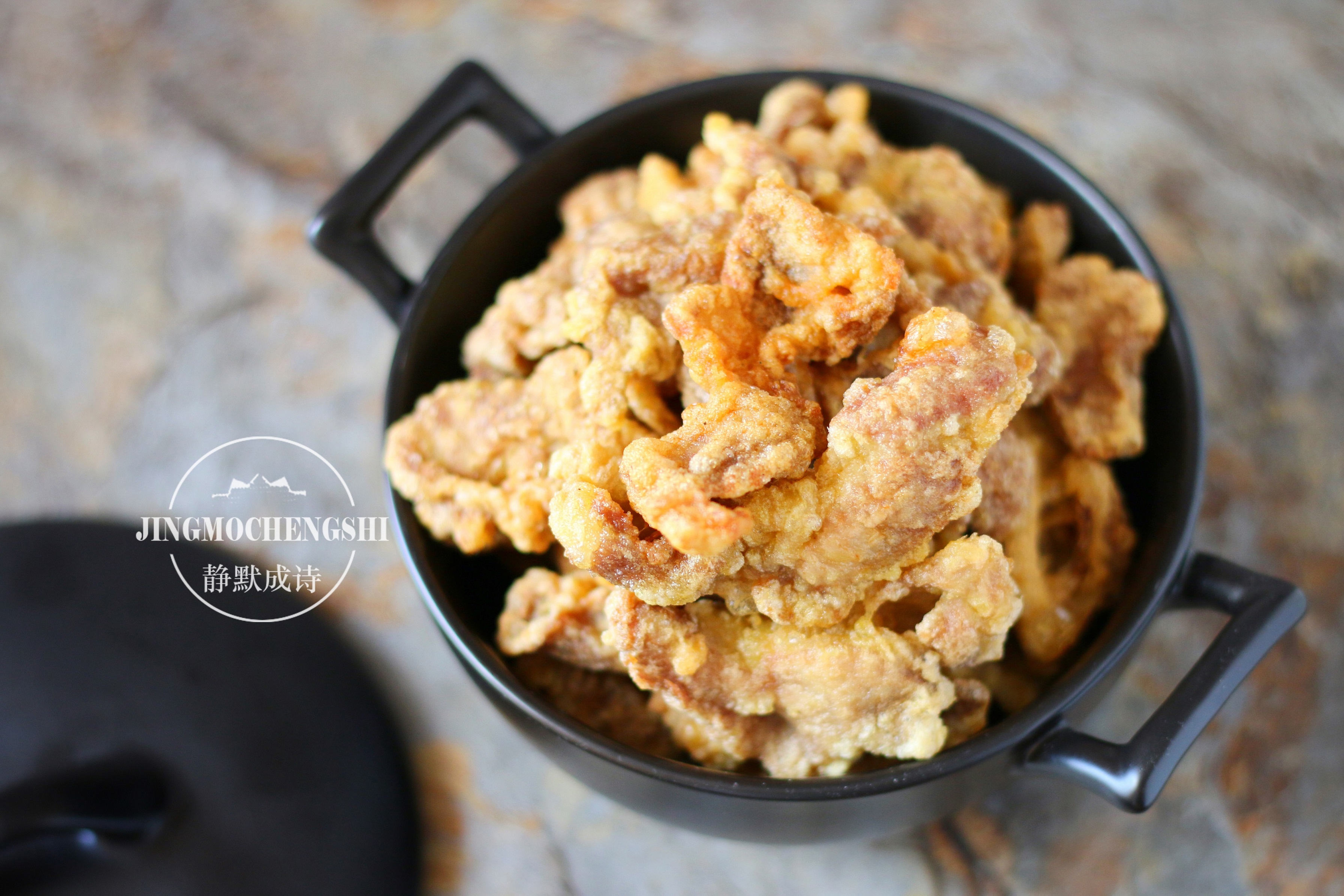 給豬肉換個做法，既香又酥，拿著吃煮湯吃都香，做一次吃好久