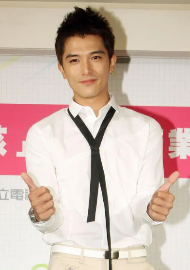 绿过罗志祥，交往7位女神，“又帅又渣”的邱泽