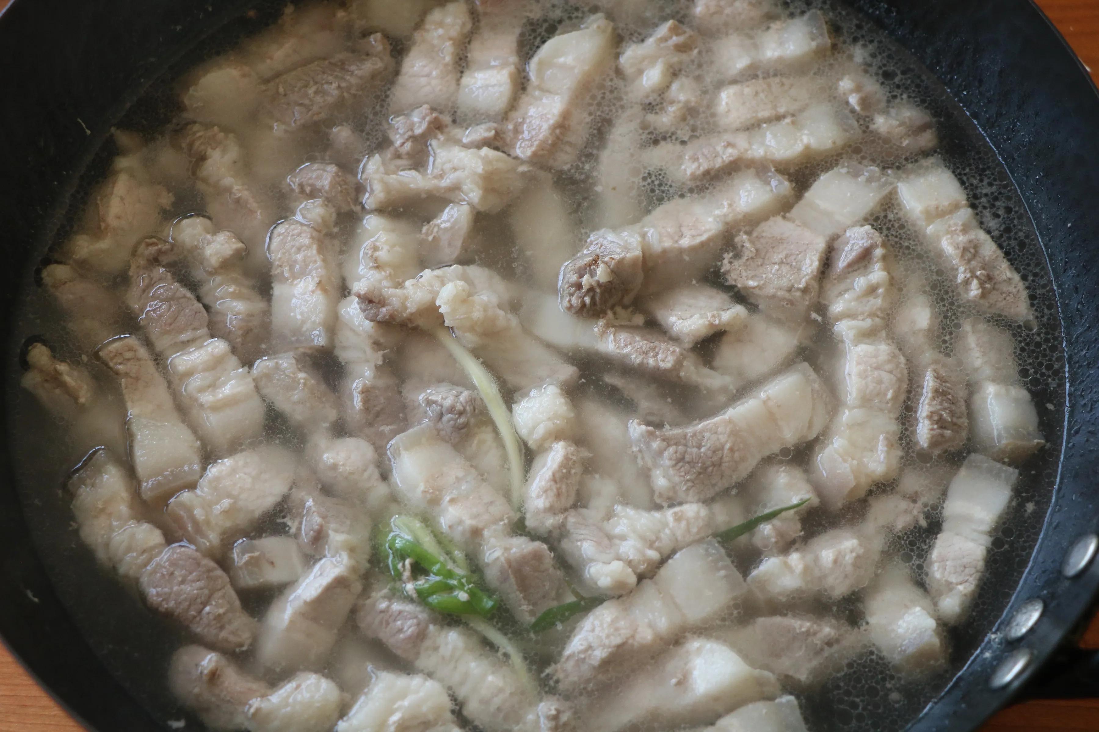 夏天五花肉要这样吃，简单卤上一锅，汤汁拌米饭超级过瘾好吃