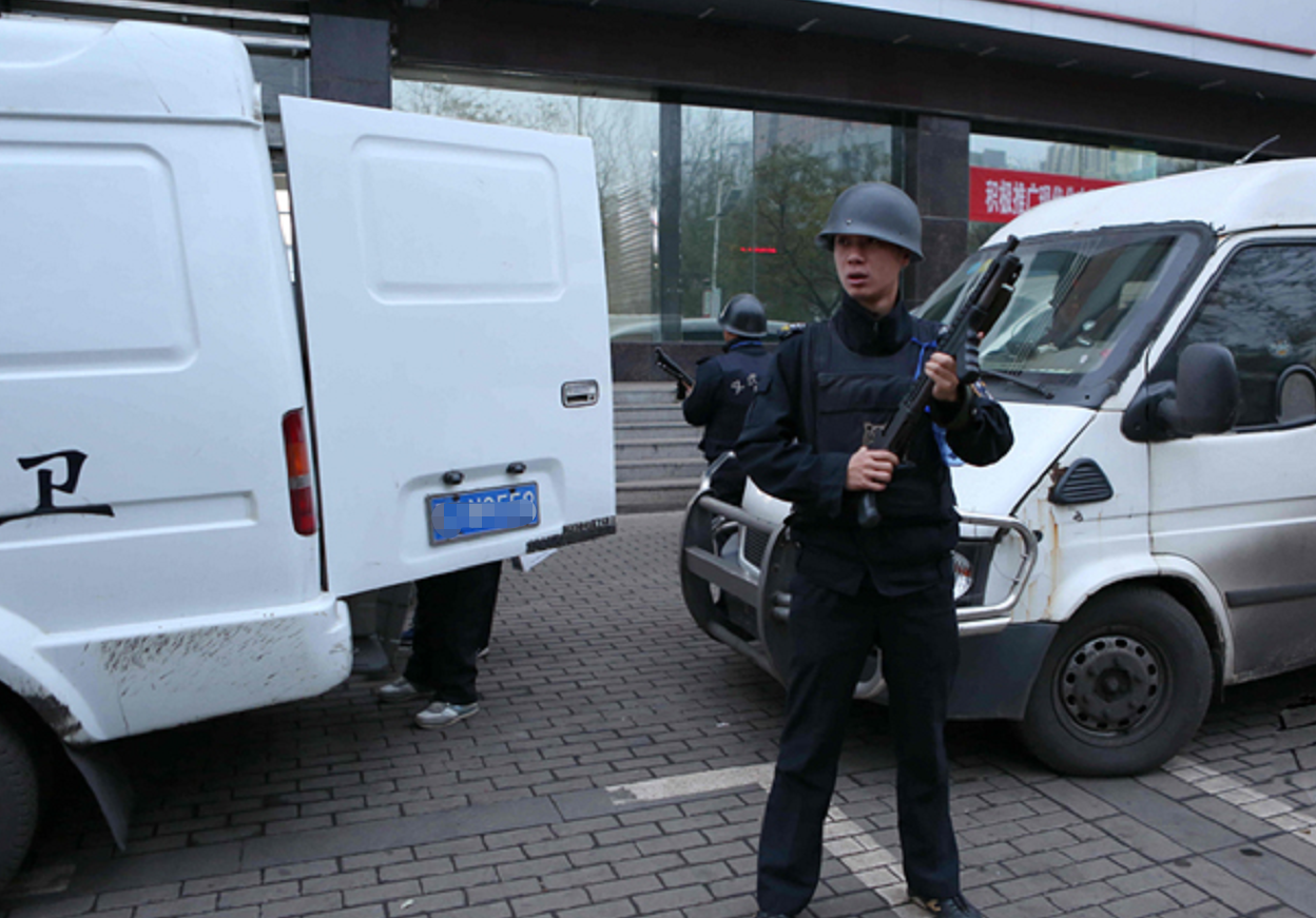 运钞只是使用霰弹枪，试卷却直接步枪押运，难