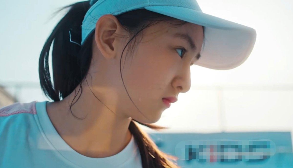 13岁森碟运动照太惊艳！挥拍有力腿部肌肉抢镜，身高已逼近爸爸