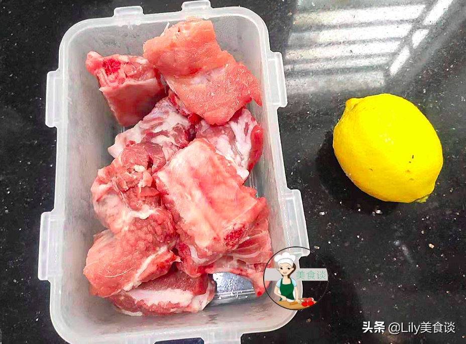 炸排骨時，別直接就下鍋炸，教你一招，排骨外焦里嫩，簡單又營養