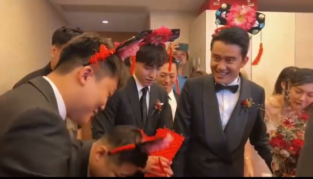 大事|今日石家庄大事！邓伦回老家再当伴郎接亲被拍 “伴郎专业户”可以盖章了