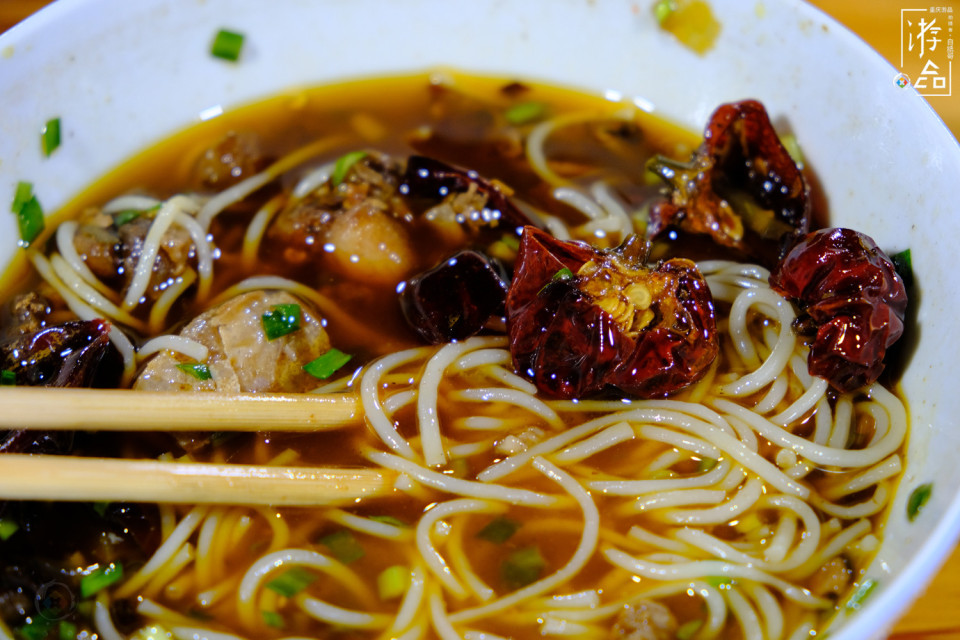 为什么重庆火锅容易导致浪费？菜品种类太多，分量太足
