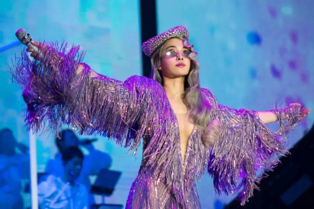 蔡依林骂脏话上热搜，却引来全网叫好：女人40，就要活出自己