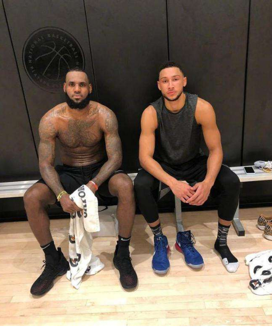 看看西蒙斯的腹肌，再看布克的腹肌，难怪詹娜