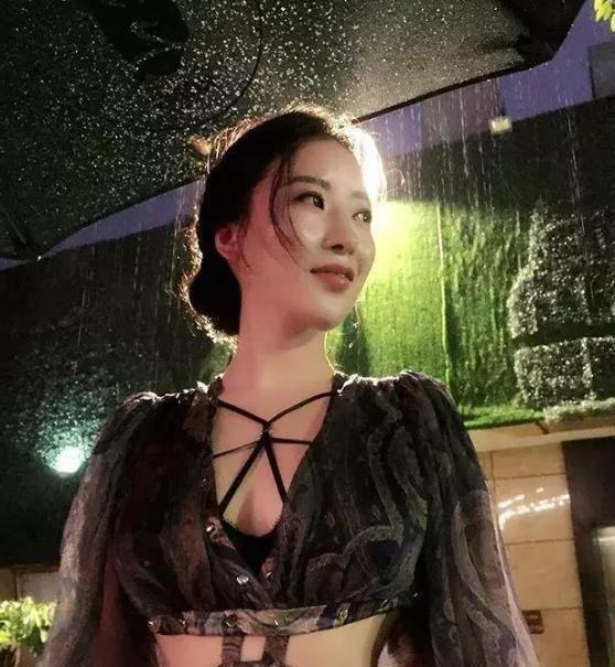 因“刘强东”走红的蒋聘婷，今在国外生活奢靡，女人味难以抵挡