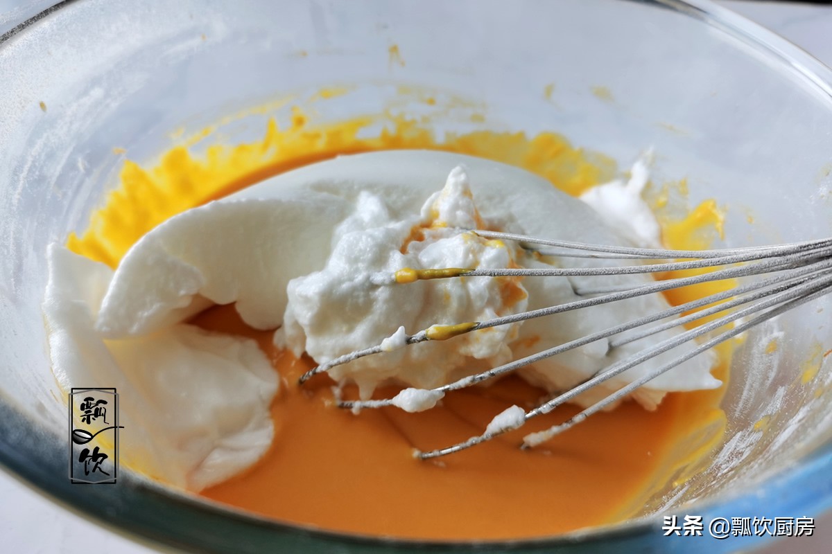 九月南瓜香，做成可口小蛋糕，营养又美味，孩子用手拿着吃超棒