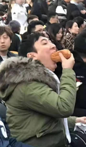 王校长吃热狗的表情爆火，视力表手机壳已出
