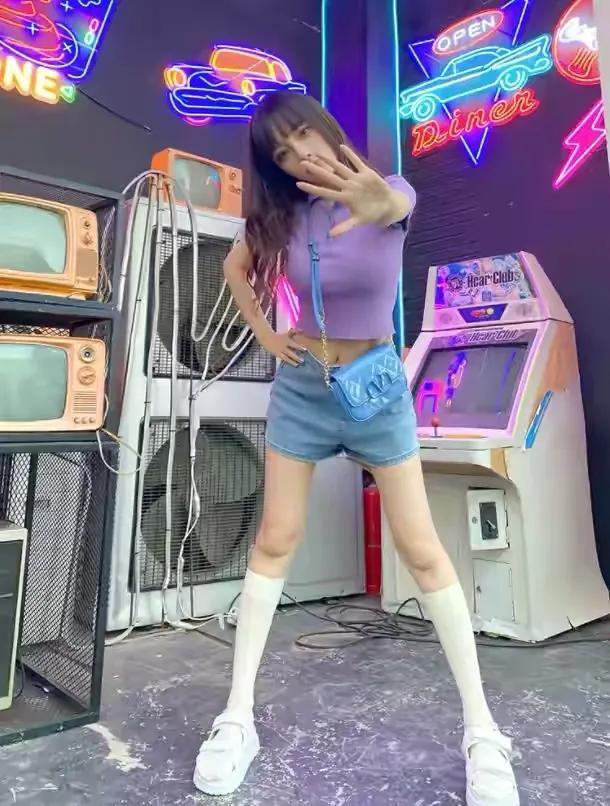 李小璐晒出近照，披肩长发妆容清纯，网友：这还是李小璐吗