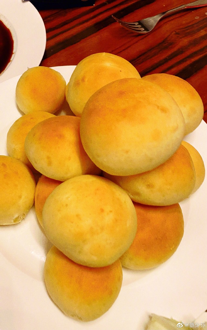 蔡少芬和倆女兒做麵包有模有樣，小兒子在旁探頭探腦圍觀呆萌可愛