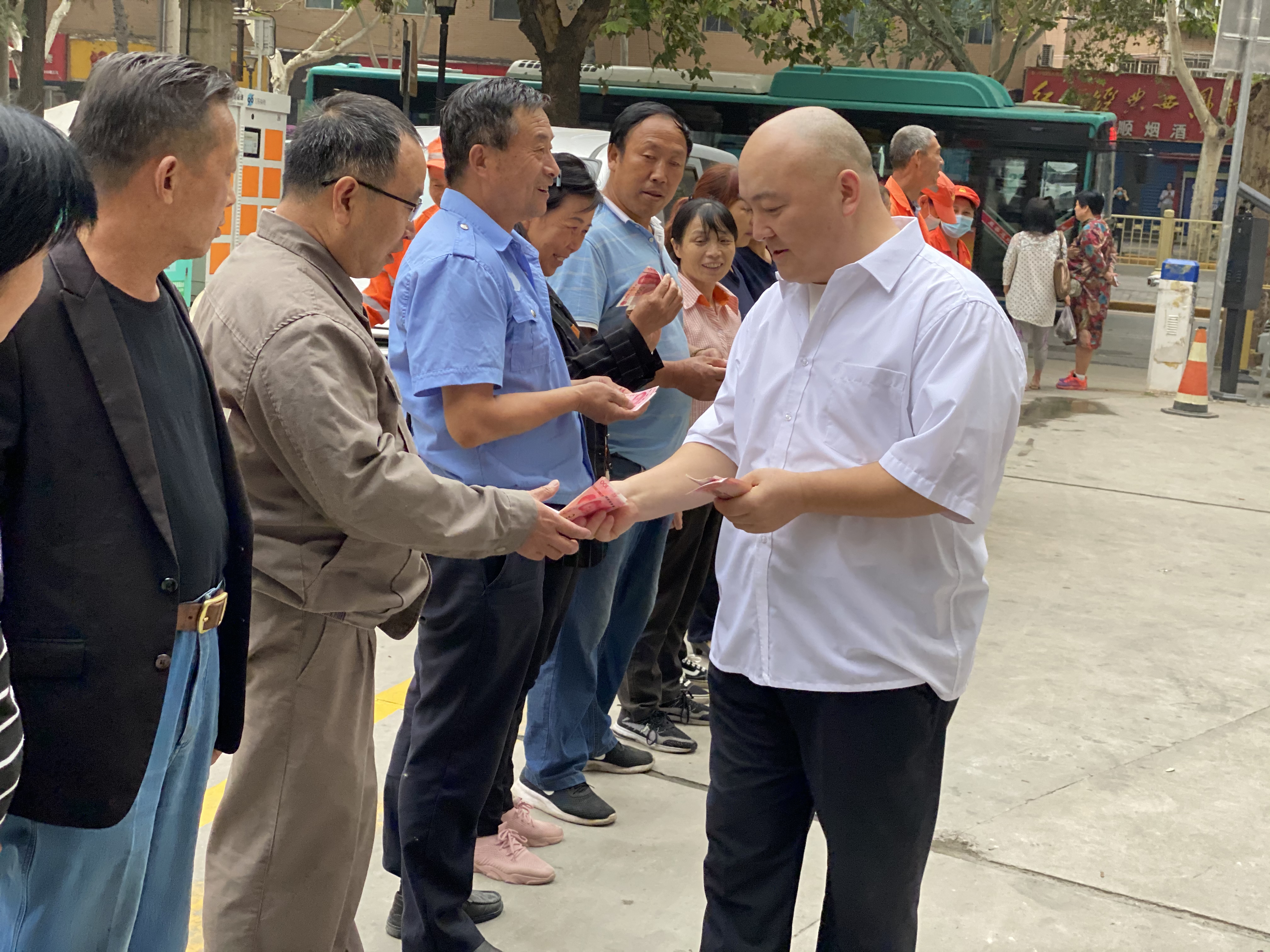 陜西政協委員少華集團董事長高海軍在中秋節前夕慰問一線環衛工人