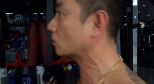 与马伊琍离婚后，文章的纹身被曝光！戴着粗金