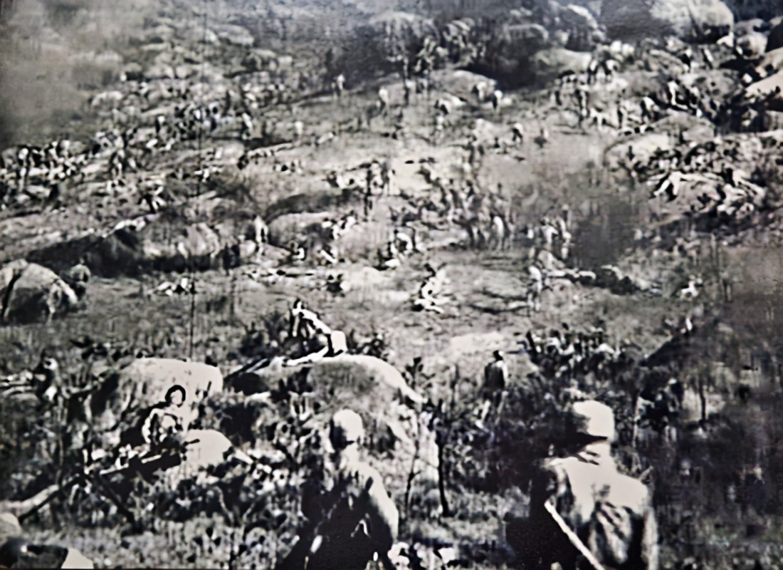 粟裕指挥的惨烈战役，十万人围殴74师三万，百姓