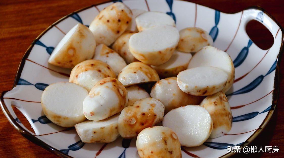芋头不用水煮，撒点盐蒸一下，比红烧得更好吃，粉糯咸香
