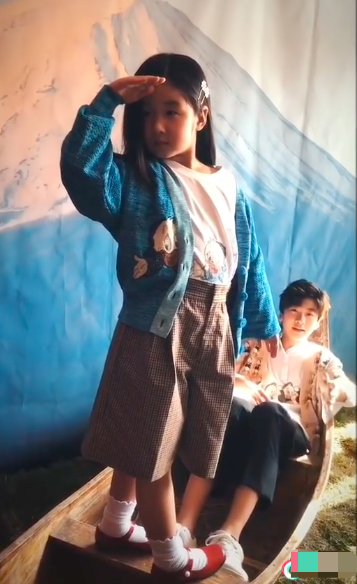 張亮二胎女兒長大了！ 5歲盡顯超模範，和天天合體拍雜誌氣場十足