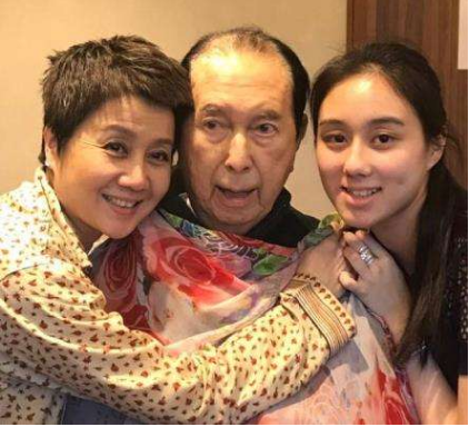 赌王78岁生下的孩子何超欣，被疑是与利智所生，网友：太像了