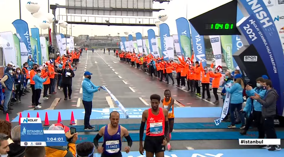 1:04:02, match fast 3 minutes of 02 seconds, woman record of half horse world is broken