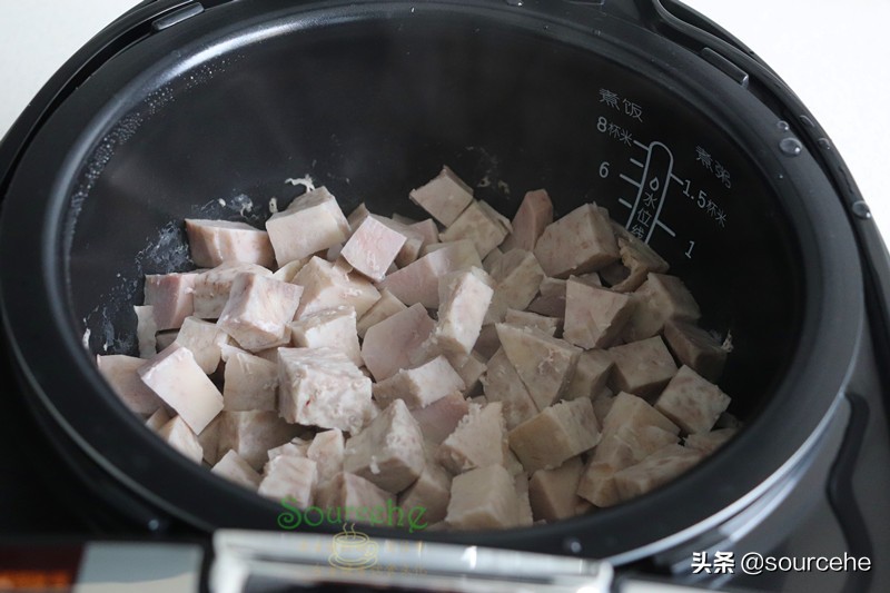 芋头的懒人做法，不炒不炸，用电饭锅煮，软糯香辣，很好吃