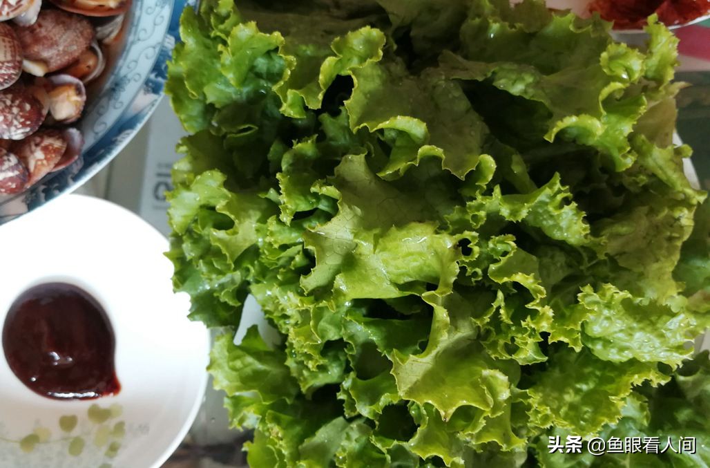 中秋节餐桌美食，看青岛人的海鲜大餐，梭子蟹和大虾不可少