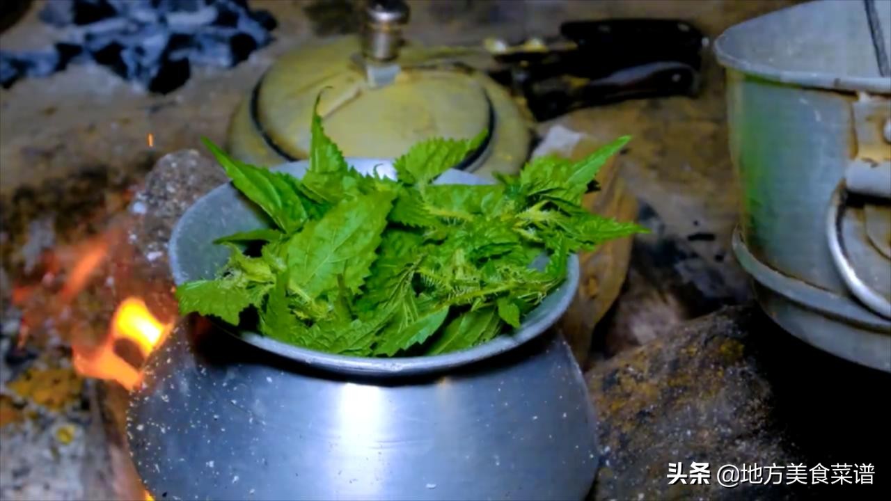 尼泊尔农村，村长家请人干活，中午没啥菜，儿媳妇炒鸡蛋招待大伙