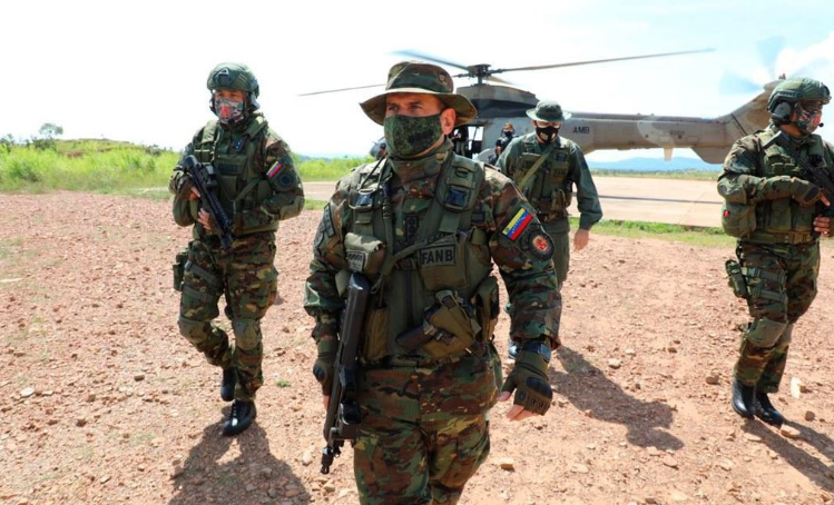 清一色97式步枪，一支如果不是臂章：你可能以为是解放军的军队