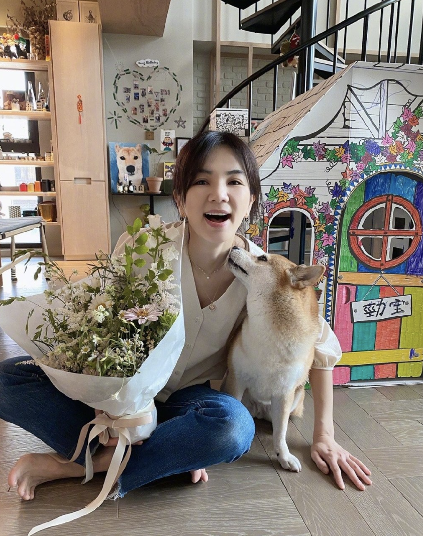 40岁Ella晒全家福庆生，与老公嘟嘴卖萌，儿子劲宝秀气如女生