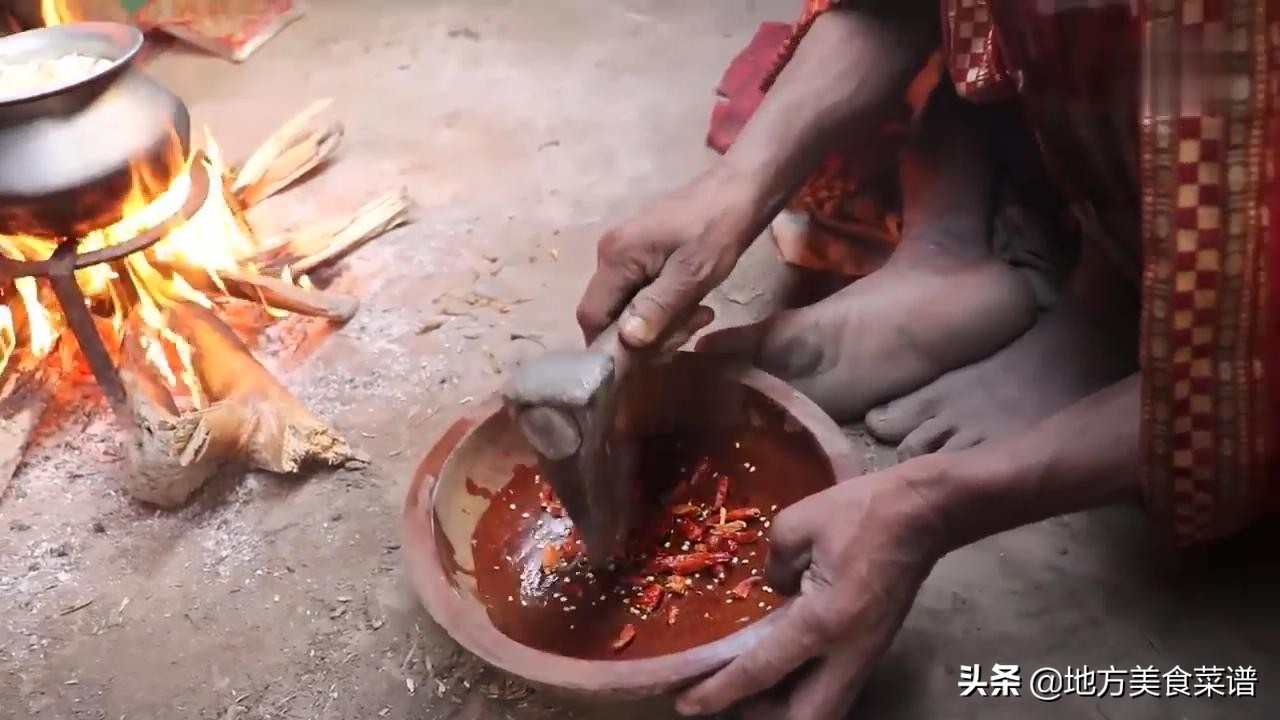 尼泊尔穷人的生活，水煮冬瓜配米饭，菜里没有一滴油，斧头切辣椒