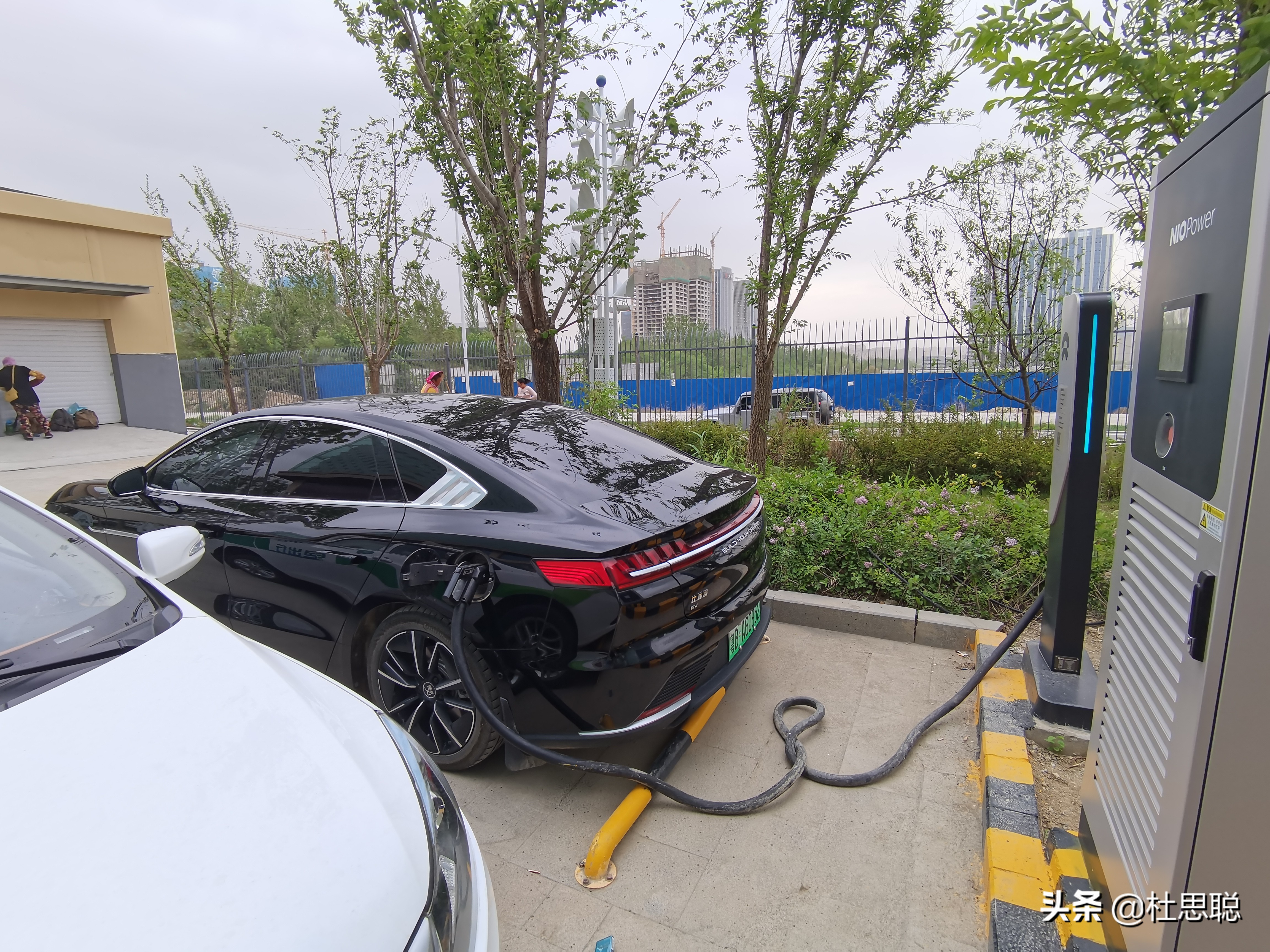 汉EV自驾新疆，乌鲁木齐充电桩功率105千瓦，电动车真香
