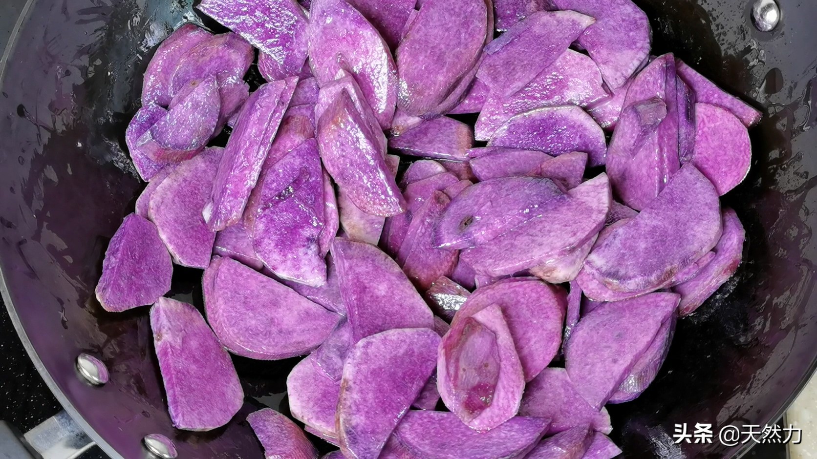 A nutritious and delicious home-cooked dish, the recipe is simple and easy to learn, the vegetarian fried purple potato is fragrant and floury