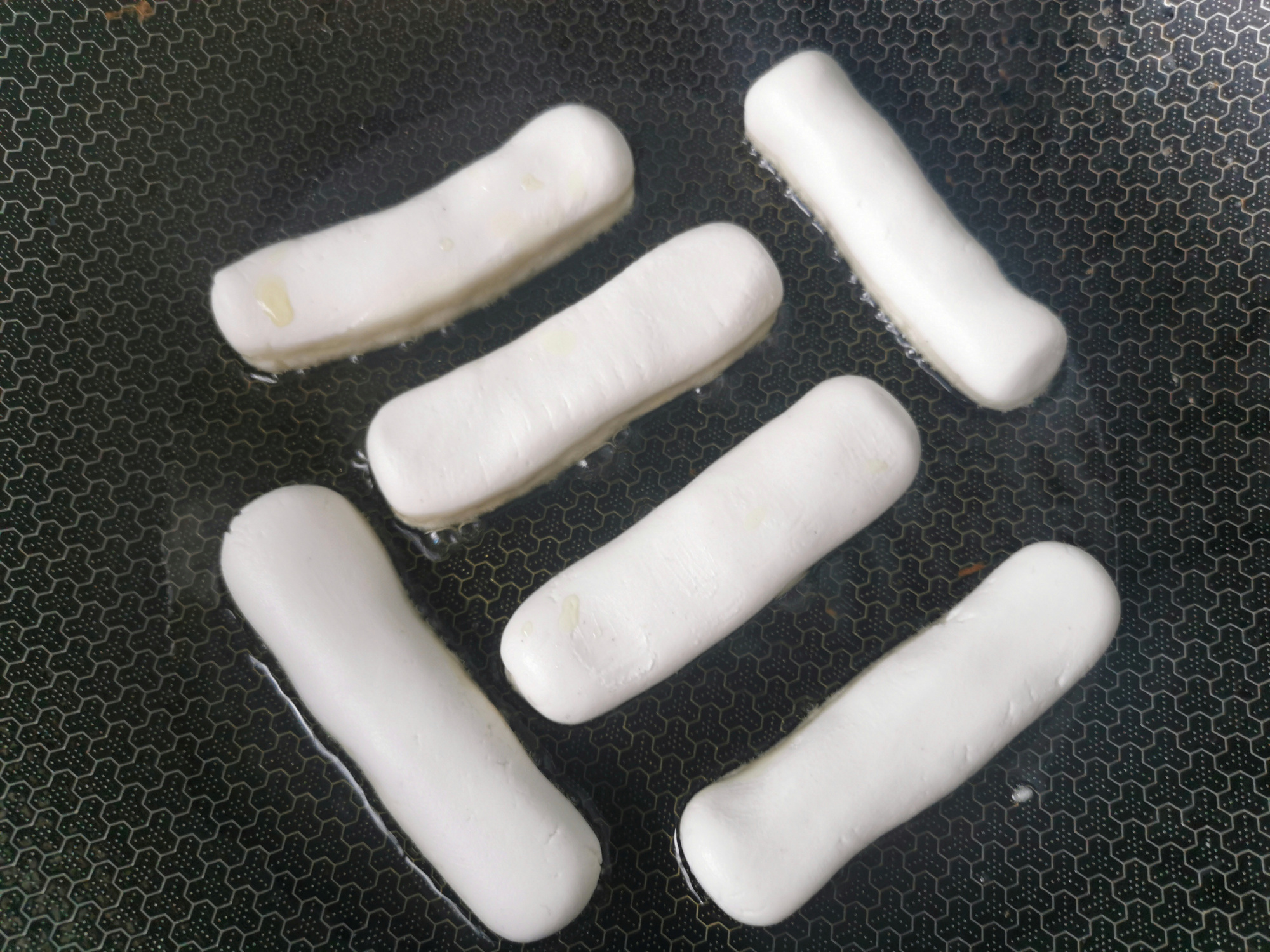 家裡有糯米粉的，試試做手工糍粑，淋上紅糖汁，比火鍋店的都好吃