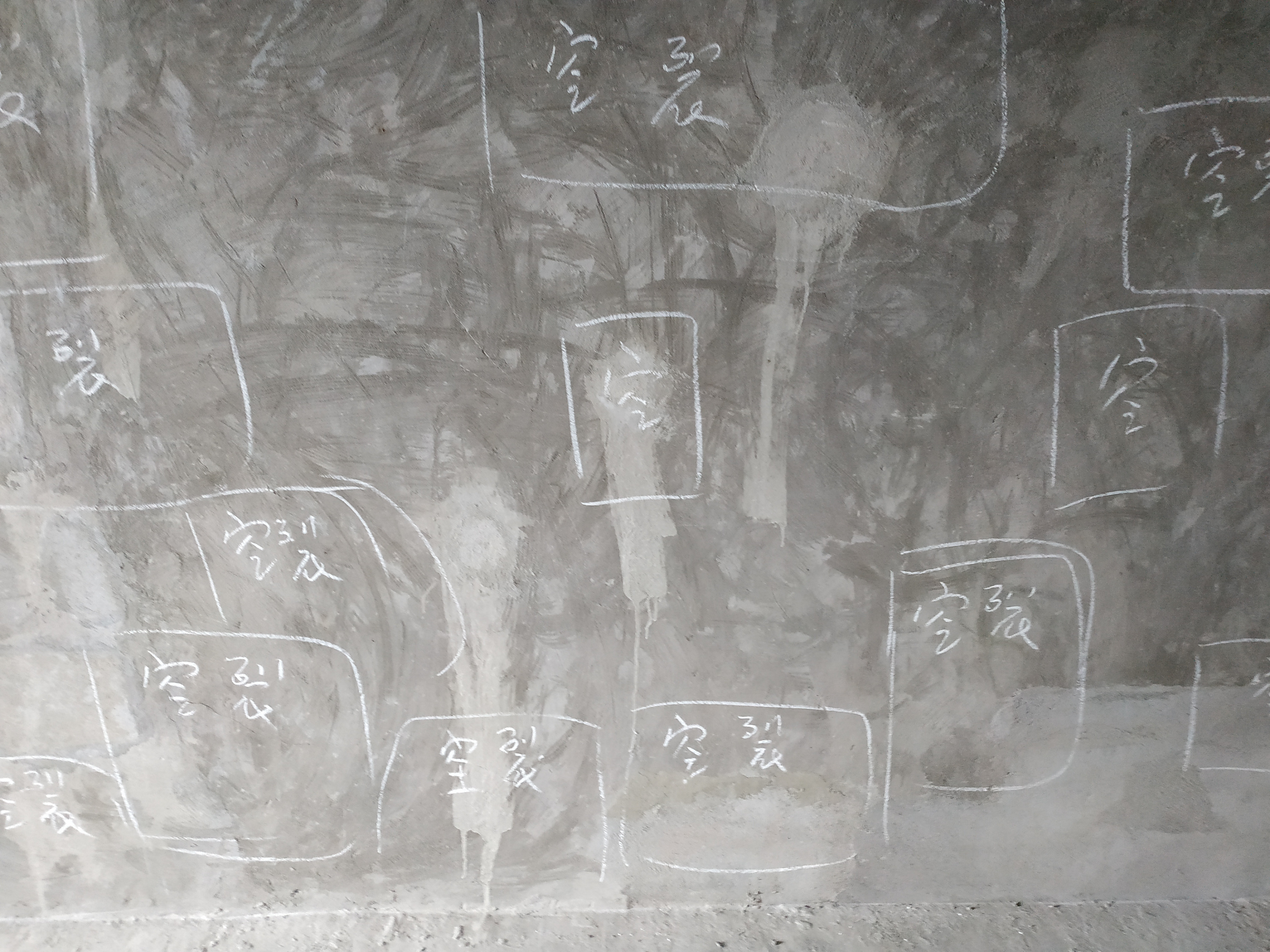 毛坯房惊现2米长的贯穿性裂缝！水直接渗到楼下