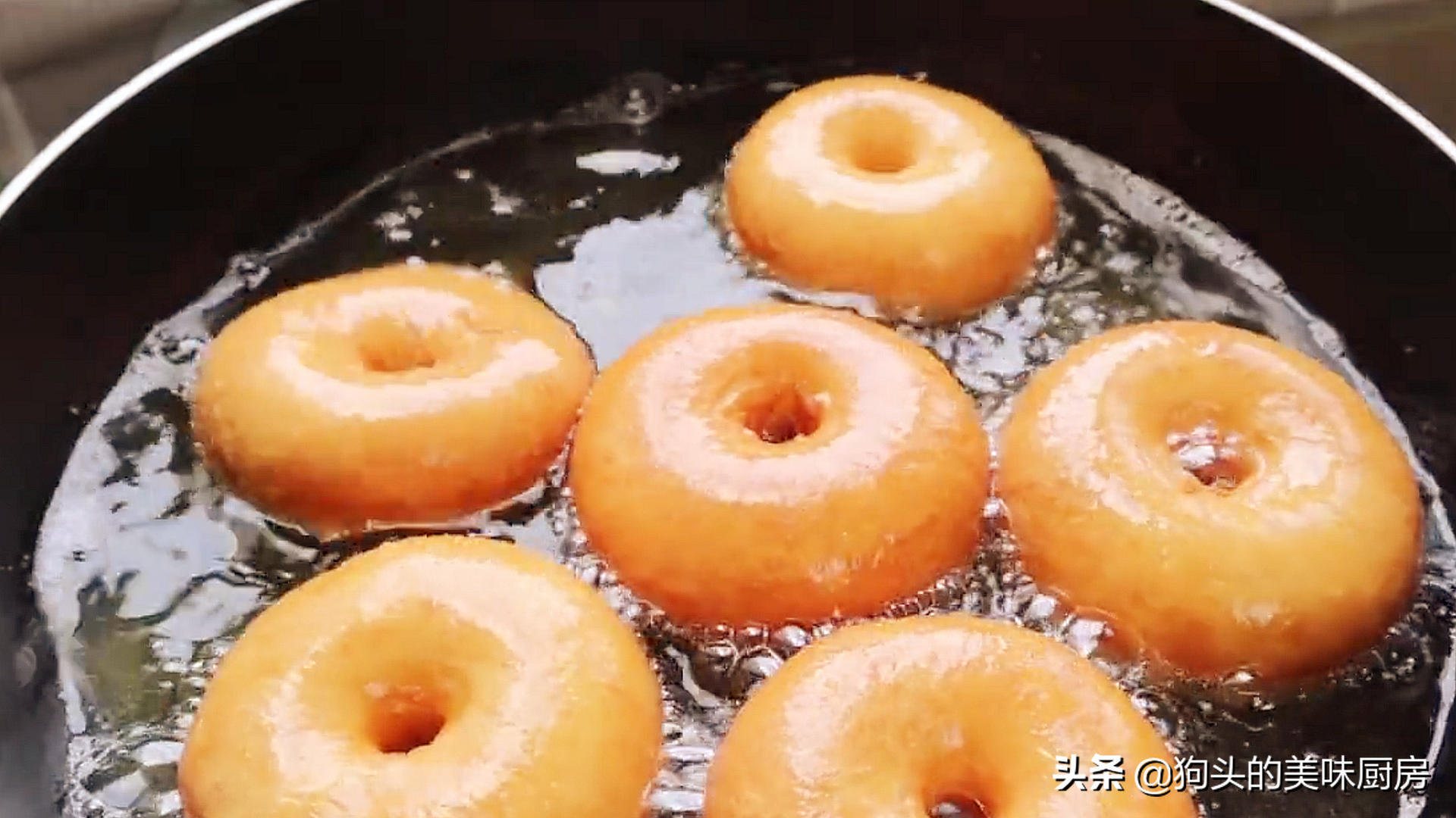 一碗麵粉，3個雞蛋，手指一戳一轉，香甜鬆軟，比買的麵包還好吃