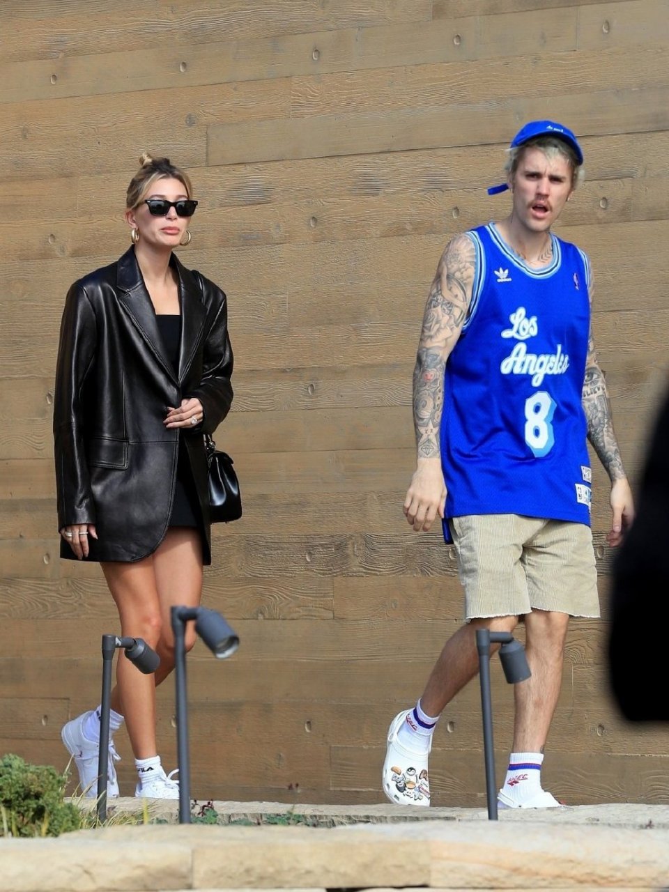 26岁贾斯汀·比伯和妻子海莉逛街！身穿科比8号球衣脸色神情憔悴